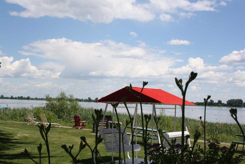 Au Doc Motel Repentigny Zewnętrze zdjęcie